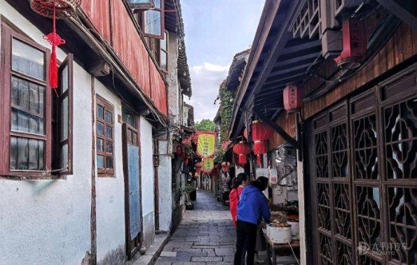 深圳工会到保障房项目工地送温暖